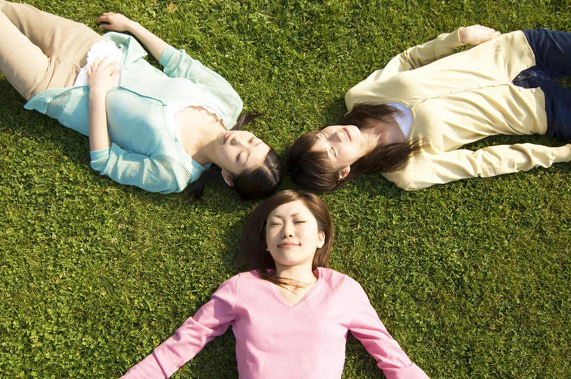 东方人,三个人,伙伴,朋友,躺,闭眼,笑,微笑,横图,俯视,室外,白天,爱情,友谊,亚洲,阴影,服装,光线,影子,浪漫,休闲装,黄种人,衣服,粉色,黄色,蓝色,阳光,休闲,温暖,温馨,休闲服,恩爱,恋人,服饰,和睦,友情,男人,男性,年轻男性,年轻女性,女人,女性,亚洲人,情侣,闭眼睛,闭着眼,闭着眼睛,躺着,半身,彩图,高角度拍摄,伴侣,融洽