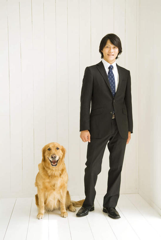 一个人,商务人士,商务男性,站,笑,微笑,竖图,室内,白天,白色背景,正面,衬衫,仅一个男性,仅一个人,一条,套装,墙,领带,注视,金毛犬,墙壁,墙面,仅一个年轻男性,观察,看,站着,摄影,影棚,金毛,观看,察看,关注,寻回犬,商务装,工薪阶层,金毛寻回犬,年轻男性,年轻人,白领,上班族,站立,彩图,全身,影棚拍摄,衬衣,拍摄