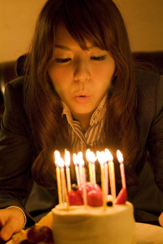 点心,东方人,一个人,餐厅,坐,竖图,室内,特写,白天,正面,蜡烛,亚洲,仅一个年轻女性,仅一个女性,仅一个人,一排,许多,服装,整齐,火焰,烛光,食品,燃烧,注视,休闲装,黄种人,文化,食物,糕点,排列,衣服,生日蛋糕,吹,点燃,观察,看,祈祷,休闲,休闲服,许愿,服饰,观看,纪念,祈求,察看,队列,关注,平安,年轻女性,女人,女性,亚洲人,坐着,半身,彩图,餐馆,饭店,饭馆,蛋糕