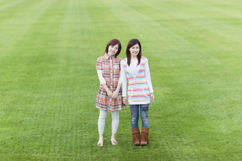东方人,两个人,伙伴,朋友,站,笑,微笑,露齿笑,横图,俯视,室外,白天,友谊,草地,草坪,植物,亚洲,条纹,服装,格子,注视,休闲装,黄种人,草,衣服,绿色,黑色,观察,看,站着,休闲,休闲服,服饰,观看,察看,关注,友情,年轻女性,女人,女性,亚洲人,长发,站立,彩图,高角度拍摄,全身