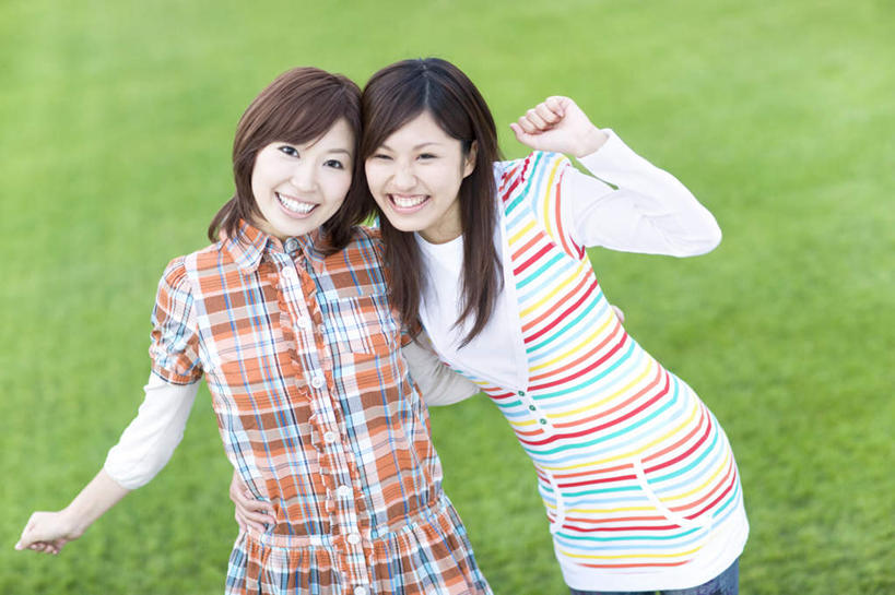 东方人,两个人,伙伴,朋友,站,举,横图,俯视,室外,白天,跳舞,游戏,友谊,草地,草坪,植物,亚洲,条纹,服装,格子,玩,注视,休闲装,黄种人,娱乐,草,衣服,绿色,黑色,观察,看,托,站着,休闲,休闲服,服饰,观看,活动,察看,发泄,关注,消遣,智力,舞姿,宣泄,友情,年轻女性,女人,女性,亚洲人,长发,举起,举手,举着,玩耍,嬉戏,向上举,向上伸,向上托,站立,半身,彩图,高角度拍摄,舞蹈