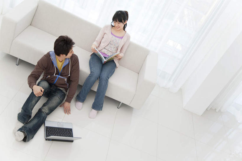 东方人,两个人,客厅,坐,横图,俯视,室内,白天,爱情,电脑,笔记本电脑,窗帘,沙发,书籍,亚洲,服装,网络,浪漫,拿,拿着,注视,休闲装,黄种人,通讯设备,衣服,观察,看,休闲,温暖,温馨,休闲服,恩爱,恋人,服饰,观看,和睦,察看,无线,起居室,关注,通信设备,无线网络,无线上网,便携式电脑,手提电脑,男人,男性,年轻男性,年轻女性,女人,女性,亚洲人,情侣,书,图书,坐着,彩图,高角度拍摄,全身,伴侣,融洽,皮沙发