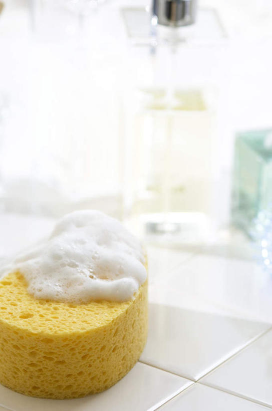 无人,竖图,俯视,室内,特写,白天,化妆,美容,卫生间,浴室,静物,一块,护肤,阴影,光线,圆形,瓷砖,地砖,海绵,泡沫,影子,灯光,地面,黄色,清洁,保养,享受,休闲,放松,保健,养颜,洗脸海绵,洗脸扑,洗脸绵,淋浴房,彩图,高角度拍摄,冲凉房,沐浴间,沐浴室