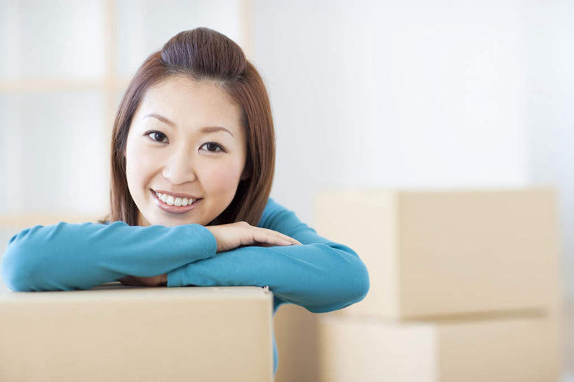 东方人,脸,头,脸颊,一个人,坐,笑,双手交叉,微笑,露齿笑,横图,室内,特写,白天,正面,亚洲,仅一个年轻女性,仅一个女性,仅一个人,服装,朦胧,模糊,包装,纸箱,注视,休闲装,黄种人,衣服,蓝色,黑色,容器,箱子,观察,看,休闲,休闲服,服饰,观看,察看,双手抱胸,关注,纸板箱,包装箱,年轻女性,女人,女性,亚洲人,头部,长发,脸部,脸蛋,面部,坐着,半身,彩图