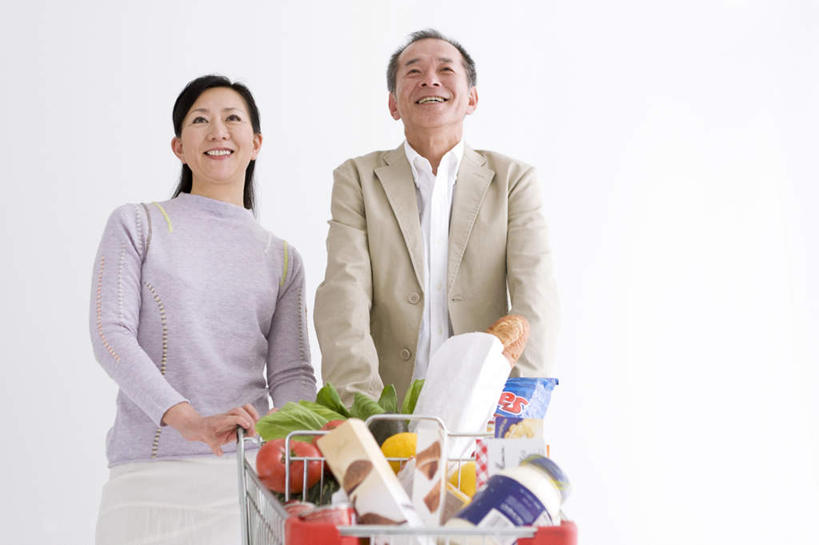 东方人,两个人,夫妻,站,笑,微笑,露齿笑,横图,室内,白天,仰视,爱情,蔬菜,西红柿,叶子,购物车,亚洲,一辆,服装,新鲜,食品,绿叶,浪漫,拿,拿着,注视,休闲装,黄种人,车,食物,两个,衣服,黑色,瓶子,手推车,塑料制品,观察,看,站着,休闲,休闲服,嫩叶,塑料瓶,恩爱,恋人,服饰,有机食品,绿色食品,观看,察看,便利,存放,关注,载具,快捷,方便,寄存,寄放,暂存,男人,男性,女人,女性,中年男性,中年女性,亚洲人,长发,夫妇,情侣,叶,叶片,番茄,站立,半身,彩图,低角度拍摄,伴侣