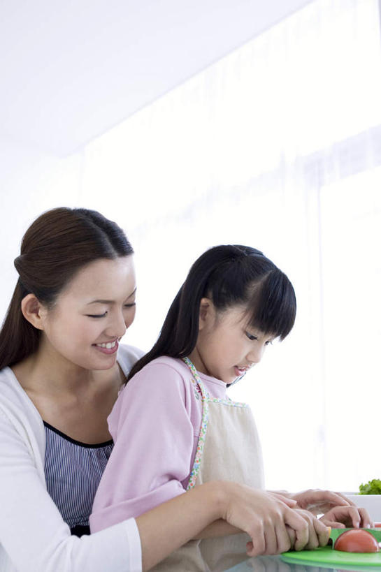 东方人,儿童,两个人,家庭,母亲,女儿,坐,笑,微笑,露齿笑,竖图,室内,白天,仰视,纯洁,蔬菜,西红柿,金属制品,亚洲,切开,服装,新鲜,金属,工具,食品,刀具,拿,拿着,注视,休闲装,黄种人,食物,小孩,衣服,刀,观察,看,切,休闲,温暖,温馨,母女,一家人,休闲服,可爱,母爱,童年,童趣,服饰,有机食品,绿色食品,观看,和睦,察看,关注,菜刀,剖面,童真,烂漫,无邪,切面,切菜刀,天真,年轻女性,女孩,女人,女性,亚洲人,孩子,年轻人,番茄,坐着,半身,彩图,低角度拍摄,融洽,女生