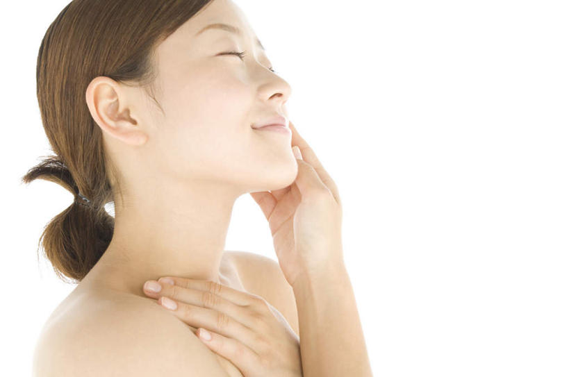 东方人,脸,头,脸颊,手,一个人,站,闭眼,笑,摸,微笑,横图,室内,特写,白天,白色背景,侧面,亚洲,双手,仅一个年轻女性,仅一个女性,仅一个人,抚摸,黄种人,肩膀,站着,手部,摄影,影棚,年轻女性,女人,女性,亚洲人,头部,脸部,脸蛋,面部,闭眼睛,闭着眼,闭着眼睛,触摸,接触,站立,半身,彩图,影棚拍摄,拍摄