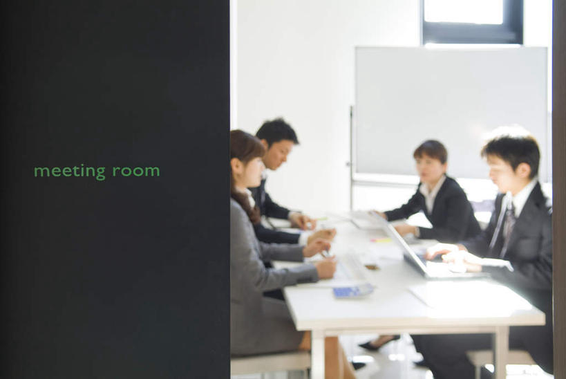 四个人,同事,商务人士,商务男性,商务女性,办公室,坐,横图,室内,白天,侧面,衬衫,成功,合作,团队,集体,信心,电脑,笔记本电脑,桌子,套装,开会,会议,网络,英文,标志,材料,档案,文件,文字,字符,字母,办公桌,领带,拿,拿着,注视,通讯设备,标识,队伍,相视,绿色,资料,观察,看,面对面,观看,对视,英文字母,察看,无线,领导,成就,关注,文档,通信设备,相对,商务装,无线网络,合伙,领袖,无线上网,便携式电脑,工薪阶层,相看,手提电脑,男人,男性,年轻男性,年轻女性,女人,女性,年轻人,白领,上班族,坐着,半身,彩图,衬衣