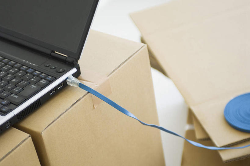 无人,横图,俯视,室内,特写,白天,电脑,笔记本电脑,数据,静物,传输,网络,包装,纸箱,通讯设备,蓝色,容器,箱子,USB接口,通用串行总线,接口,无线,端口,纸板箱,通信设备,无线网络,无线上网,便携式电脑,包装箱,手提电脑,彩图,高角度拍摄