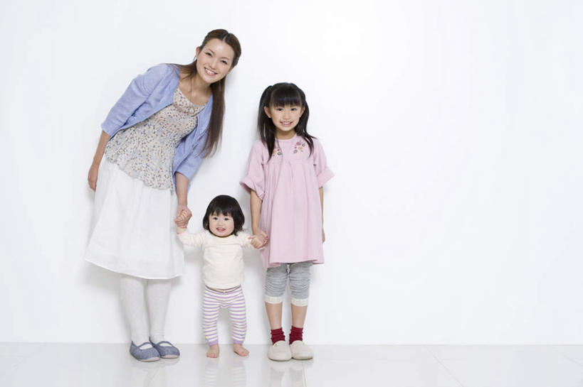 东方人,儿童,家庭,母亲,女儿,站,笑,微笑,露齿笑,横图,室内,白天,白色背景,正面,纯洁,亚洲,弯腰,服装,墙,注视,休闲装,黄种人,墙壁,墙面,小孩,衣服,粉色,蓝色,白色,观察,看,站着,休闲,温暖,温馨,母女,一家人,休闲服,可爱,母爱,童年,童趣,摄影,服饰,影棚,观看,和睦,察看,关注,童真,烂漫,无邪,弯身,天真,年轻女性,女孩,女人,女性,亚洲人,孩子,年轻人,站立,彩图,全身,影棚拍摄,拍摄,融洽,女生