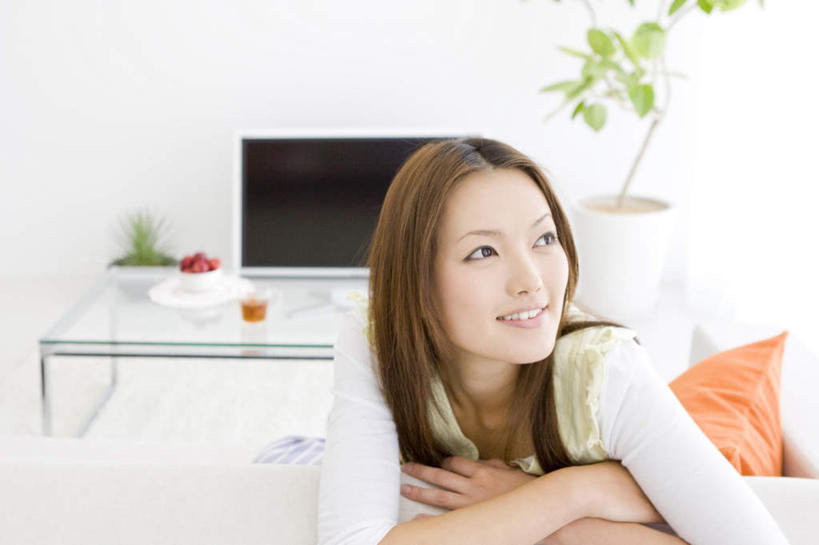 东方人,一个人,坐,双手交叉,横图,室内,白天,正面,植物,靠垫,沙发,电视,亚洲,仅一个年轻女性,仅一个女性,仅一个人,服装,环保,盆栽,墙,靠枕,盆景,注视,休闲装,黄种人,墙壁,墙面,衣服,绿色,自然,垫子,液晶电视,枕头,观察,看,休闲,休闲服,橙色,清晰,服饰,轻薄,生长,成长,观看,回收,资源,察看,双手抱胸,关注,彩电,利用,便携,低碳,循环,彩色电视机,年轻女性,女人,女性,亚洲人,电视机,坐着,半身,彩图,高清,皮沙发