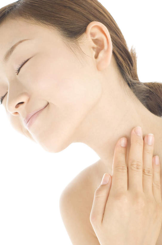 东方人,脸,头,脸颊,手,一个人,站,闭眼,摸,竖图,室内,特写,白天,白色背景,仰视,化妆,美容,亚洲,仅一个年轻女性,仅一个女性,仅一个人,抚摸,护肤,涂抹,黄种人,肩膀,化妆品,站着,保养,享受,休闲,手部,放松,保健,摄影,影棚,单手,养颜,年轻女性,女人,女性,亚洲人,头部,脸部,脸蛋,面部,闭眼睛,闭着眼,闭着眼睛,触摸,接触,站立,半身,彩图,低角度拍摄,影棚拍摄,拍摄