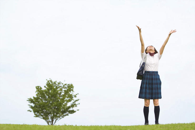 东方人,一个人,站,举,横图,室外,白天,正面,制服,草地,草坪,植物,亚洲,仅一个年轻女性,仅一个女性,仅一个人,服装,云,云朵,云彩,注视,黄种人,草,树,树木,衣服,绿色,白云,天空,自然,天,观察,看,托,站着,校服,服饰,生长,成长,观看,察看,衣着,穿着,关注,学生服,衣饰,年轻女性,女人,女性,亚洲人,举起,举手,举着,抬头,向上举,向上伸,向上托,仰头,站立,彩图,全身