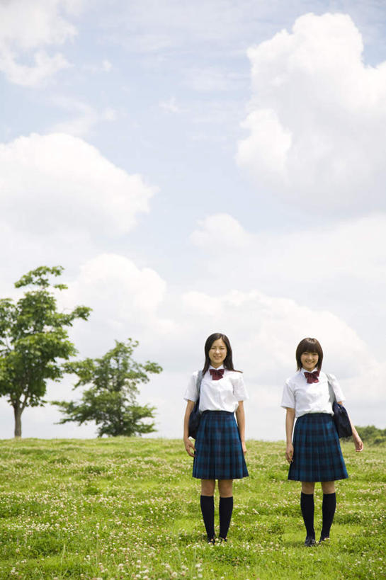 东方人,两个人,伙伴,朋友,站,笑,微笑,竖图,室外,白天,正面,制服,友谊,草地,草坪,植物,亚洲,服装,云,云朵,云彩,注视,黄种人,草,树,树木,衣服,蓝色,绿色,白云,蓝天,天空,自然,天,观察,看,站着,同学,校服,服饰,生长,成长,观看,察看,衣着,校友,穿着,关注,学生服,同窗,学友,衣饰,友情,年轻女性,女人,女性,亚洲人,站立,彩图,全身