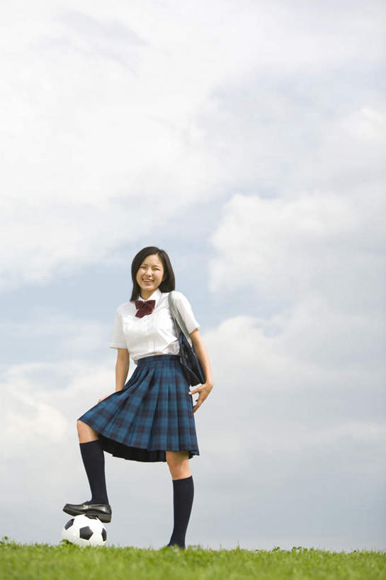东方人,一个人,站,竖图,室外,白天,正面,制服,足球,草地,草坪,植物,亚洲,仅一个年轻女性,仅一个女性,仅一个人,服装,包,皮包,云,云朵,足球装备,云彩,注视,黄种人,运动器械,踩,草,衣服,蓝色,绿色,白云,蓝天,天空,天,踩着,观察,看,站着,校服,健身器械,服饰,观看,单肩包,察看,衣着,穿着,关注,健身器材,学生服,蹴鞠,衣饰,足球运动,年轻女性,女人,女性,亚洲人,站立,彩图,全身,运动器材