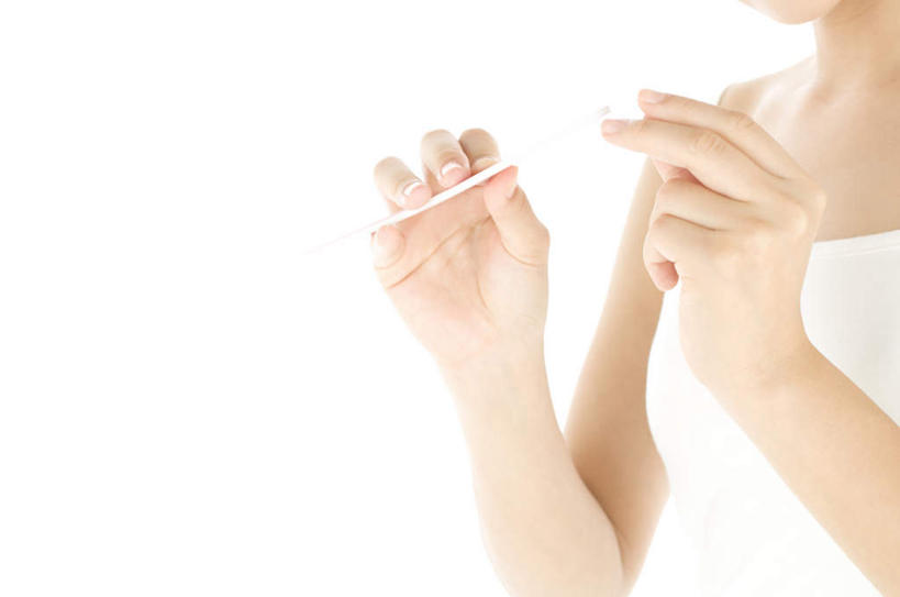 东方人,手,一个人,站,横图,室内,特写,白天,白色背景,正面,化妆,美容,金属制品,亚洲,双手,仅一个年轻女性,仅一个女性,仅一个人,护肤,服装,金属,工具,拿,拿着,吊带衫,休闲装,黄种人,衣服,白色,站着,保养,享受,休闲,手部,休闲服,放松,美甲,保健,摄影,服饰,影棚,锉刀,指甲锉,养颜,锉子,美甲工具,年轻女性,女人,女性,亚洲人,站立,半身,彩图,影棚拍摄,拍摄