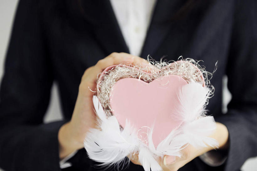 手,一个人,商务人士,商务男性,站,横图,室内,特写,白天,白色背景,正面,衬衫,爱情,双手,仅一个男性,仅一个人,套装,爱心,朦胧,模糊,领带,浪漫,拿,拿着,仅一个年轻男性,站着,温暖,温馨,心形,手部,恩爱,摄影,影棚,和睦,商务装,工薪阶层,年轻男性,年轻人,心型,白领,上班族,站立,半身,彩图,影棚拍摄,衬衣,拍摄,融洽