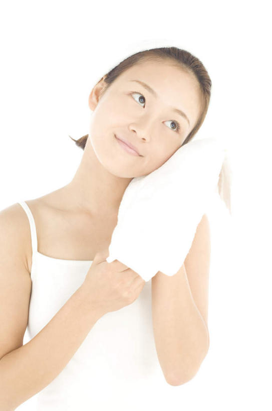 东方人,脸,头,脸颊,手,一个人,站,竖图,室内,特写,白天,白色背景,正面,亚洲,双手,仅一个年轻女性,仅一个女性,仅一个人,擦,服装,纺织物,拿,拿着,注视,吊带衫,休闲装,黄种人,娱乐,肩膀,衣服,白色,毛巾,观察,看,清洁,站着,享受,休闲,手部,休闲服,放松,摄影,服饰,影棚,观看,保暖,察看,关注,透气,防水,储水,耐磨,吸水,年轻女性,女人,女性,亚洲人,头部,脸部,脸蛋,面部,站立,半身,彩图,影棚拍摄,拍摄