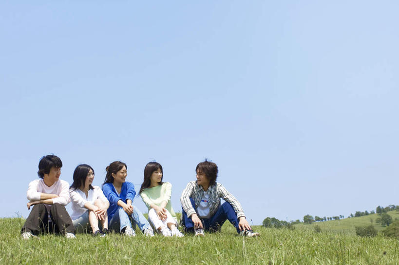 东方人,伙伴,朋友,坐,横图,室外,白天,正面,友谊,草地,草坪,植物,亚洲,五个人,阴影,服装,光线,影子,许多人,注视,休闲装,黄种人,草,衣服,蓝色,绿色,白色,黑色,蓝天,天空,阳光,天,观察,看,一群人,休闲,休闲服,服饰,晴朗,观看,察看,关注,万里无云,友情,男人,男性,年轻男性,年轻女性,女人,女性,亚洲人,长发,晴空,晴空万里,坐着,彩图,全身