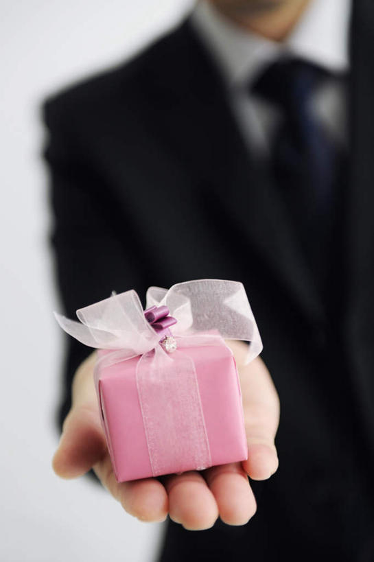 手,一个人,商务人士,商务男性,站,捧,竖图,室内,特写,白天,白色背景,正面,衬衫,礼盒,礼物,仅一个男性,仅一个人,套装,朦胧,模糊,纸盒,领带,盒子,仅一个年轻男性,一个,粉色,包装盒,礼品盒,站着,手部,摄影,礼品,影棚,单个,单手,商务装,工薪阶层,年轻男性,年轻人,白领,上班族,端,端着,捧着,手捧,站立,半身,彩图,影棚拍摄,衬衣,拍摄