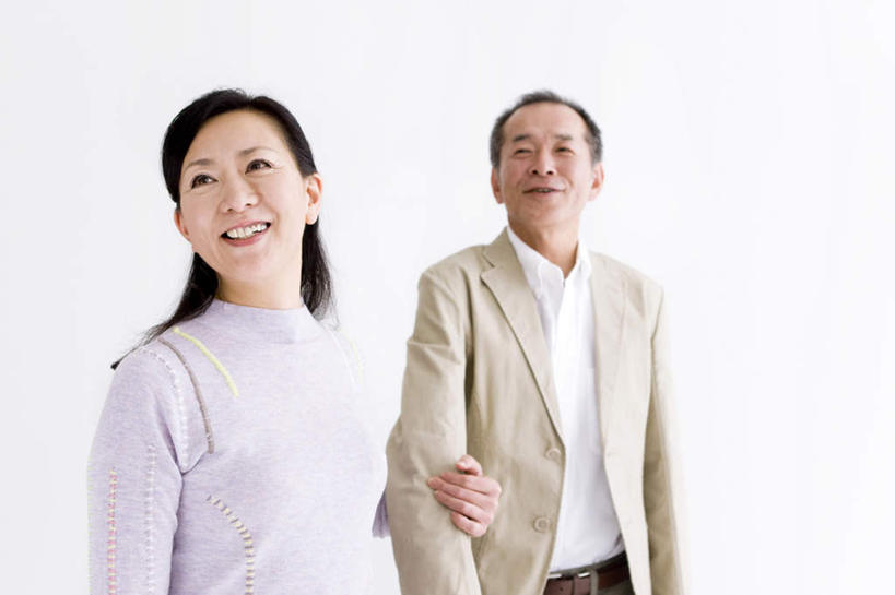 东方人,两个人,夫妻,站,笑,微笑,露齿笑,横图,室内,白天,白色背景,正面,爱情,亚洲,勾,挽,服装,浪漫,注视,休闲装,黄种人,衣服,紫色,黑色,观察,看,站着,休闲,休闲服,恩爱,勾着,恋人,摄影,服饰,影棚,观看,察看,关注,挽着,男人,男性,女人,女性,中年男性,中年女性,亚洲人,长发,夫妇,情侣,站立,半身,彩图,影棚拍摄,拍摄,伴侣