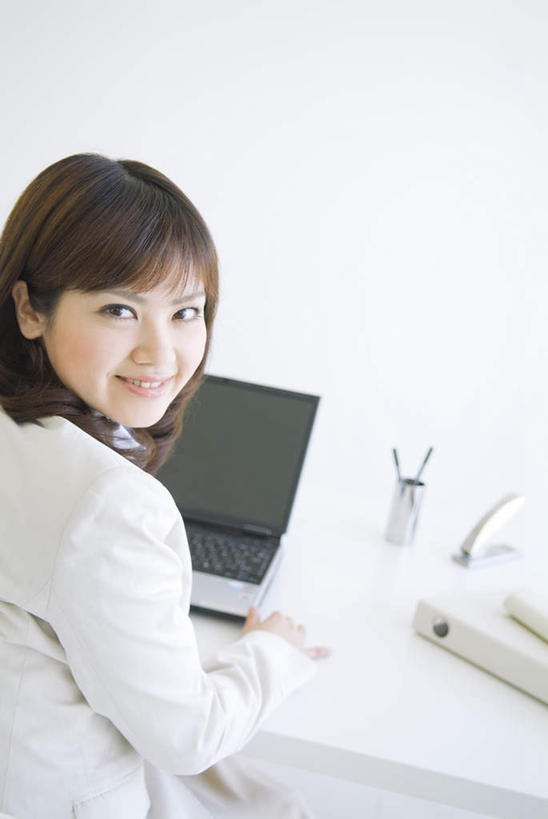 东方人,一个人,商务人士,商务女性,办公室,坐,笑,微笑,露齿笑,竖图,室内,白天,衬衫,电脑,笔记本电脑,桌子,亚洲,仅一个年轻女性,仅一个女性,仅一个人,套装,网络,办公桌,注视,黄种人,通讯设备,背面,观察,回头,看,观看,察看,无线,关注,通信设备,商务装,无线网络,无线上网,便携式电脑,工薪阶层,手提电脑,年轻女性,亚洲人,年轻人,白领,上班族,坐着,半身,彩图,衬衣