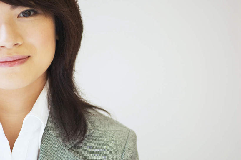 东方人,脸,头,脸颊,一个人,商务人士,商务女性,站,笑,微笑,横图,室内,特写,白天,白色背景,正面,衬衫,亚洲,仅一个年轻女性,仅一个女性,仅一个人,套装,注视,黄种人,肩膀,观察,看,站着,摄影,影棚,观看,察看,关注,商务装,工薪阶层,年轻女性,亚洲人,年轻人,头部,脸部,脸蛋,面部,白领,上班族,站立,半身,彩图,影棚拍摄,衬衣,拍摄