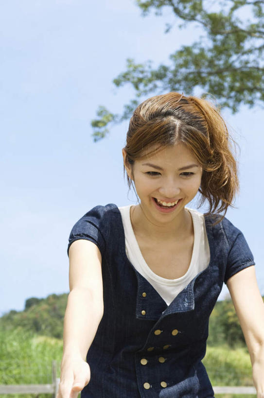 东方人,一个人,坐,笑,微笑,露齿笑,竖图,室外,白天,仰视,T恤衫,植物,亚洲,仅一个年轻女性,仅一个女性,仅一个人,服装,T恤,注视,休闲装,黄种人,树,树木,衣服,蓝色,绿色,黑色,蓝天,天空,自然,天,观察,看,休闲,休闲服,服饰,生长,成长,观看,察看,关注,年轻女性,女人,女性,亚洲人,长发,坐着,半身,彩图,低角度拍摄