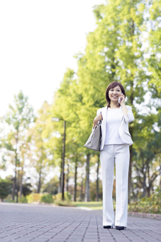 东方人,一个人,站,打电话,竖图,室外,白天,正面,植物,道路,路,电话,手机,亚洲,仅一个年轻女性,仅一个女性,仅一个人,阴影,服装,光线,包,公文包,影子,小路,交通,拿,拿着,注视,休闲装,黄种人,通讯设备,树,树木,衣服,绿色,阳光,自然,观察,看,站着,休闲,休闲服,服饰,生长,成长,公事包,观看,察看,关注,交流,年轻女性,女人,女性,亚洲人,沟通,通话,站立,彩图,全身