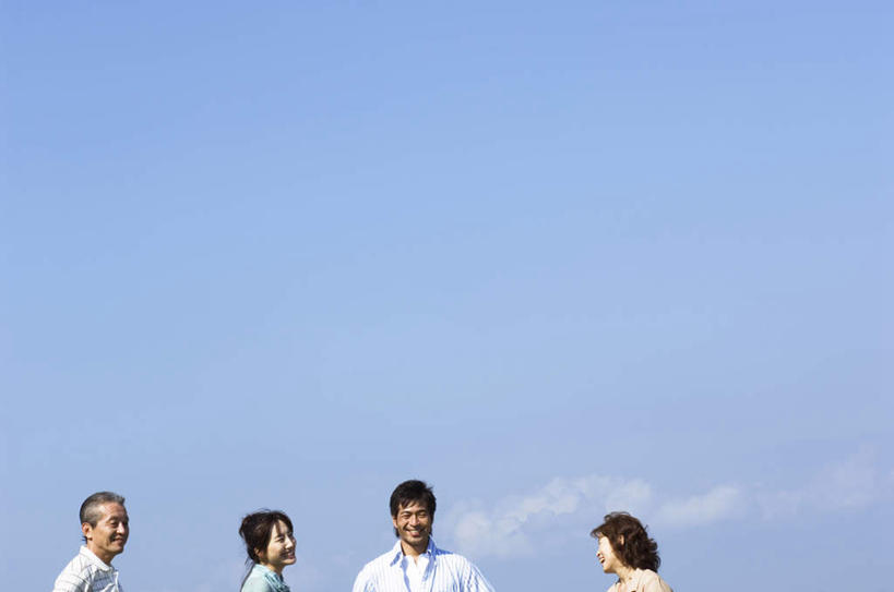 东方人,四个人,家庭,夫妻,母亲,父亲,女儿,儿子,站,笑,微笑,露齿笑,横图,室外,白天,仰视,爱情,亚洲,阴影,服装,光线,影子,浪漫,注视,休闲装,黄种人,衣服,蓝色,蓝天,天空,阳光,天,观察,看,站着,休闲,温暖,温馨,父子,母女,一家人,休闲服,恩爱,父爱,母爱,恋人,服饰,观看,和睦,察看,关注,男人,男性,年轻男性,年轻女性,女人,女性,中年男性,中年女性,亚洲人,夫妇,情侣,站立,半身,彩图,低角度拍摄,伴侣,融洽