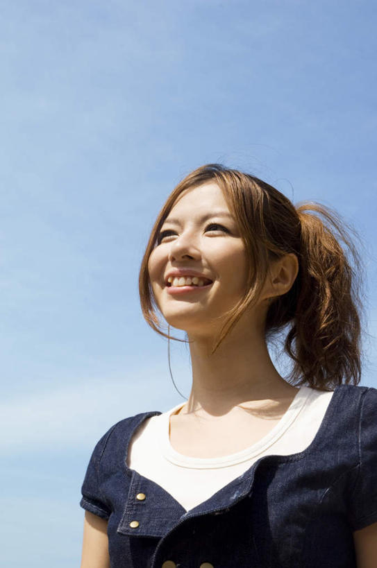 东方人,脸,头,脸颊,一个人,站,笑,微笑,露齿笑,竖图,室外,特写,白天,仰视,亚洲,仅一个年轻女性,仅一个女性,仅一个人,阴影,服装,光线,影子,云,云朵,云彩,注视,休闲装,黄种人,肩膀,衣服,蓝色,白云,蓝天,天空,阳光,天,观察,看,站着,休闲,休闲服,服饰,观看,察看,关注,年轻女性,女人,女性,亚洲人,头部,脸部,脸蛋,面部,站立,半身,彩图,低角度拍摄