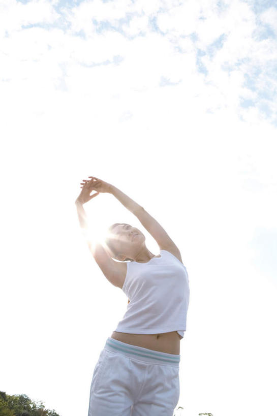 东方人,一个人,站,举,竖图,室外,白天,仰视,运动服,锻炼,运动,植物,亚洲,仅一个年轻女性,仅一个女性,仅一个人,服装,云,云朵,云彩,注视,休闲装,黄种人,树,树木,衣服,蓝色,绿色,白云,蓝天,天空,自然,天,观察,看,托,站着,休闲,休闲服,服饰,生长,晴朗,成长,观看,察看,关注,体育,年轻女性,女人,女性,亚洲人,晴空,举起,举手,举着,向上举,向上伸,向上托,站立,半身,彩图,低角度拍摄,健身