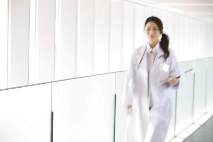 东方人,一个人,医生,医院,栏杆,站,捧,横图,室内,白天,正面,工作服,制服,亚洲,仅一个年轻女性,仅一个女性,仅一个人,朦胧,模糊,围栏,走道,走廊,过道,注视,黄种人,护栏,白板,听诊器,观察,看,站着,医护人员,医疗人员,观看,察看,医疗设备,白大褂,关注,医疗器械,记录板,医疗工具,记事板,医疗机构,工作制服,检测工具,年轻女性,女人,女性,亚洲人,大夫,端,端着,捧着,手捧,站立,半身,彩图,工作套服,病院,诊所