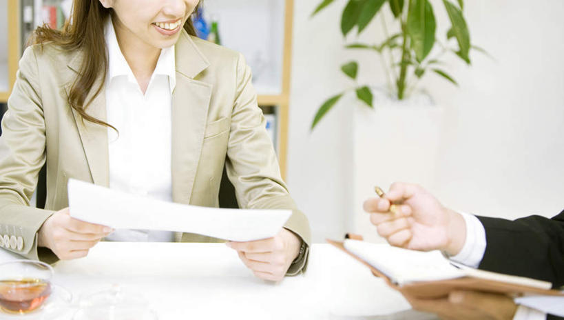 两个人,同事,商务人士,商务男性,商务女性,办公室,坐,横图,室内,白天,正面,衬衫,成功,合作,团队,集体,信心,柜子,桌子,套装,笔,材料,档案,文件,办公桌,办公用品,记事本,领带,圆珠笔,拿,拿着,队伍,文具,本子,笔记本,学习用品,资料,文具用品,领导,成就,文档,商务装,合伙,领袖,档案柜,工薪阶层,男人,男性,年轻男性,年轻女性,女人,女性,年轻人,白领,上班族,坐着,半身,彩图,衬衣