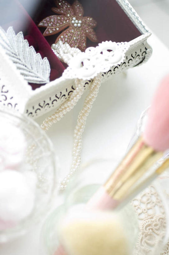 无人,竖图,俯视,室内,特写,白天,爱情,化妆,美容,桌面,桌子,静物,项链,护肤,浪漫,装饰品,化妆棉,化妆品,化妆刷,饰品,首饰,刷子,保养,享受,休闲,恩爱,放松,保健,摄影,影棚,信物,美容工具,权利,养颜,彩妆刷,化妆工具,蜜粉刷,彩图,高角度拍摄,影棚拍摄,拍摄