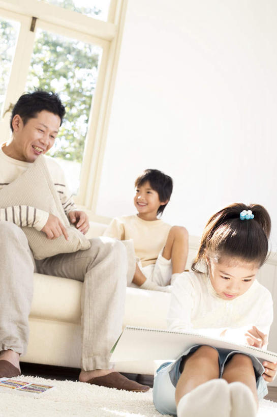 东方人,儿童,三个人,家庭,父亲,女儿,儿子,客厅,坐,笑,微笑,露齿笑,竖图,室内,白天,仰视,看书,阅读,纯洁,窗户,书籍,亚洲,学习,服装,拿,拿着,注视,休闲装,黄种人,玻璃窗,小孩,衣服,书本,观察,看,休闲,温暖,温馨,父女,父子,一家人,休闲服,父爱,可爱,童年,童趣,读书,浏览,服饰,观看,和睦,察看,起居室,关注,童真,烂漫,无邪,天真,男孩,男人,男性,年轻男性,女孩,女人,女性,亚洲人,孩子,年轻人,书,图书,坐着,半身,彩图,低角度拍摄,融洽,男生,女生