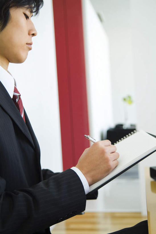 一个人,商务人士,商务男性,办公室,站,竖图,室内,白天,侧面,衬衫,仅一个男性,仅一个人,套装,笔,办公用品,领带,圆珠笔,拿,拿着,注视,文具,仅一个年轻男性,学习用品,观察,记录,看,站着,观看,文具用品,察看,关注,商务装,记录板,工薪阶层,记事板,年轻男性,年轻人,白领,上班族,站立,半身,彩图,衬衣