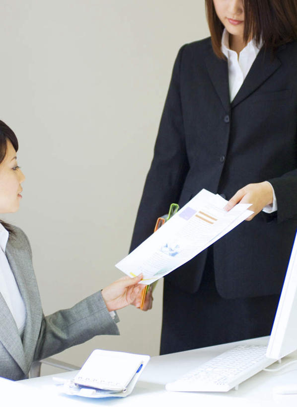 两个人,同事,商务人士,商务女性,办公室,站,坐,竖图,俯视,室内,白天,衬衫,成功,合作,团队,集体,信心,套装,材料,档案,文件,领带,拿,拿着,队伍,资料,站着,领导,成就,文档,商务装,合伙,领袖,工薪阶层,年轻女性,女人,女性,年轻人,白领,上班族,站立,坐着,半身,彩图,高角度拍摄,衬衣