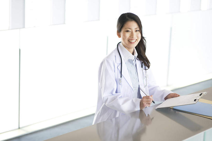 东方人,一个人,医生,医院,栏杆,站,笑,微笑,露齿笑,横图,室内,白天,正面,窗户,桌子,亚洲,仅一个年轻女性,仅一个女性,仅一个人,办公桌,围栏,拿,拿着,注视,黄种人,护栏,玻璃窗,白板,听诊器,观察,看,站着,医护人员,医疗人员,观看,察看,医疗设备,白大褂,关注,医疗器械,记录板,医疗工具,记事板,医疗机构,检测工具,年轻女性,女人,女性,亚洲人,大夫,站立,半身,彩图,病院,诊所