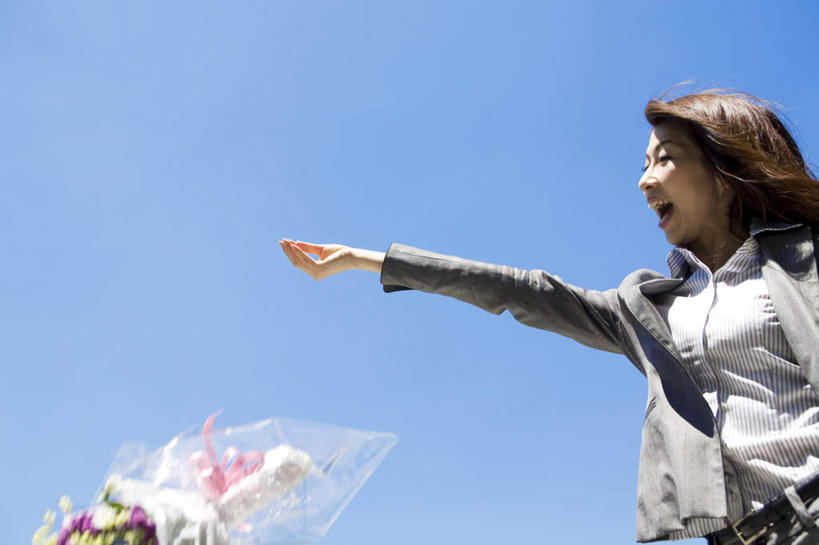 东方人,一个人,站,举,横图,室外,白天,仰视,亚洲,仅一个年轻女性,仅一个女性,仅一个人,阴影,服装,盛开,光线,影子,花蕾,注视,休闲装,黄种人,花,花瓣,花朵,鲜花,衣服,蓝色,蓝天,天空,阳光,天,花苞,花蕊,观察,看,托,站着,休闲,休闲服,服饰,观看,察看,关注,年轻女性,女人,女性,亚洲人,举起,举手,举着,向上举,向上伸,向上托,站立,半身,彩图,低角度拍摄