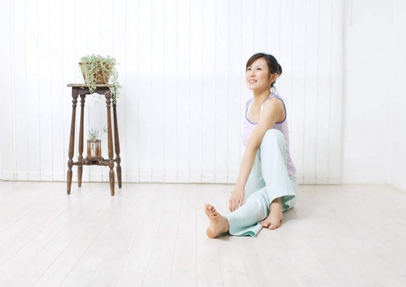 东方人,一个人,坐,笑,微笑,露齿笑,横图,室内,白天,白色背景,正面,锻炼,运动,植物,桌面,桌子,亚洲,仅一个年轻女性,仅一个女性,仅一个人,服装,瓷砖,地砖,盆栽,墙,盆景,地面,注视,休闲装,黄种人,墙壁,墙面,衣服,绿色,自然,观察,看,休闲,休闲服,摄影,服饰,影棚,生长,成长,观看,察看,关注,体育,年轻女性,女人,女性,亚洲人,坐着,彩图,全身,影棚拍摄,健身,拍摄