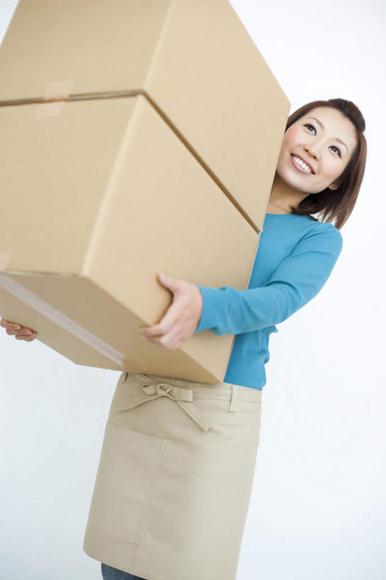 东方人,一个人,站,捧,竖图,室内,白天,仰视,亚洲,仅一个年轻女性,仅一个女性,仅一个人,服装,包装,纸箱,拿,拿着,注视,休闲装,黄种人,衣服,蓝色,黑色,容器,箱子,观察,看,站着,休闲,休闲服,服饰,观看,察看,关注,纸板箱,包装箱,年轻女性,女人,女性,亚洲人,长发,端,端着,捧着,手捧,站立,半身,彩图,低角度拍摄