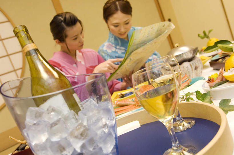 海鲜,蟹,东方人,两个人,伙伴,朋友,餐厅,坐,横图,室内,白天,正面,民族服装,阅读,友谊,餐桌,门,桌子,报纸,杯子,餐具,亚洲,拉门,学习,和服,螃蟹,拿,拿着,注视,黄种人,移门,水产,海洋生物,玻璃制品,酒瓶,玻璃瓶,瓶子,水杯,观察,看,浏览,服饰,餐台,观看,察看,关注,水生动物,海产品,水生物,海底动物,吴服,唐草,唐花,唐锦,障子,纸门,友情,年轻女性,女人,女性,亚洲人,玻璃杯,进餐用具,烹调用具,坐着,半身,彩图,传统服装,民俗服,餐馆,饭店,饭馆