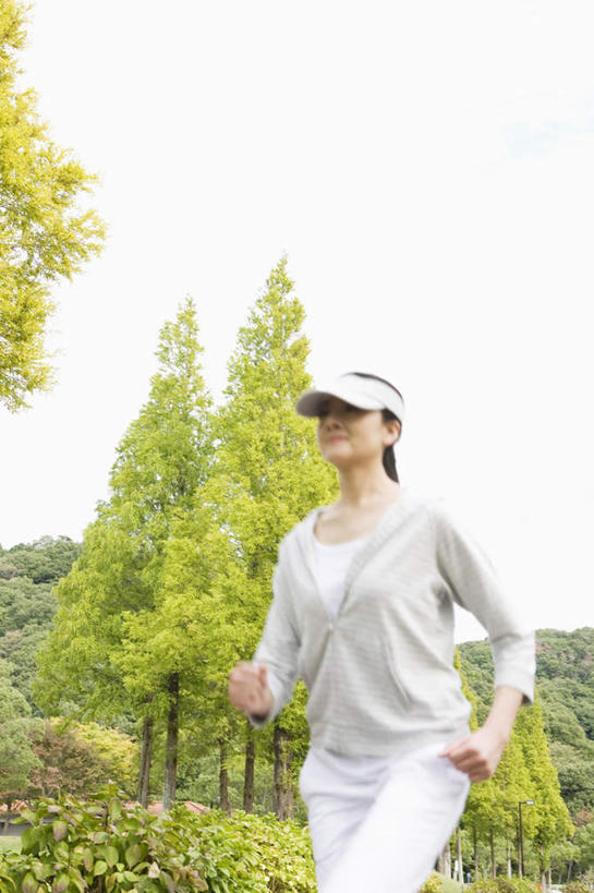 东方人,一个人,跑,竖图,室内,白天,正面,锻炼,运动,植物,帽子,亚洲,仅一个年轻女性,仅一个女性,仅一个人,服装,云,云朵,云彩,注视,休闲装,黄种人,运动帽,树,树木,衣服,绿色,白云,天空,自然,天,观察,看,休闲,休闲服,鸭舌帽,服饰,生长,成长,观看,察看,关注,体育,年轻女性,女人,女性,亚洲人,跑步,半身,彩图,健身