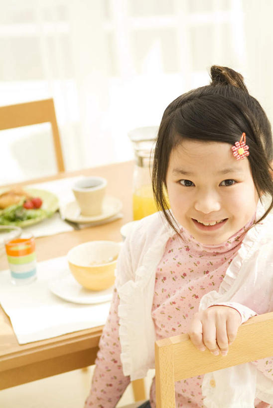 东方人,儿童,脸,头,脸颊,一个人,坐,笑,微笑,露齿笑,竖图,俯视,室内,特写,白天,纯洁,餐桌,桌子,蔬菜,水果,亚洲,仅一个女性,仅一个人,服装,蔬菜沙拉,沙拉,注视,休闲装,黄种人,色拉,沙律,小孩,衣服,黑色,观察,看,仅一个小孩,休闲,休闲服,可爱,童年,童趣,服饰,有机食品,绿色食品,餐台,观看,色拉酱,察看,关注,千岛酱,童真,烂漫,无邪,天真,女孩,女人,女性,亚洲人,孩子,头部,长发,脸部,脸蛋,面部,坐着,半身,彩图,高角度拍摄,女生