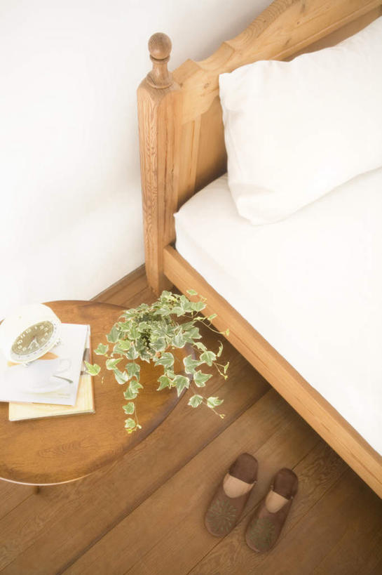 无人,家,竖图,俯视,室内,特写,白天,植物,别墅,床,家具,靠垫,卧室,装修,桌面,桌子,建筑,鞋子,闹钟,欧式,一双,装饰,时间,盆栽,时钟,房屋,双人床,屋子,公寓,褐色,床单,靠枕,盆景,豪华,计时,被子,建设,现代,装潢,洋房,楼房,住宅,一个,绿色,白色,自然,垫子,室内装潢,拖鞋,枕头,钟表,表,生长,单个,成长,明亮,舒适,被单,家居装潢,房屋设计,地中海风格,古典风格,简约风格,室内设计,宽敞,样板房装潢,设计,钟,彩图,高角度拍摄,房子,睡房,卧房