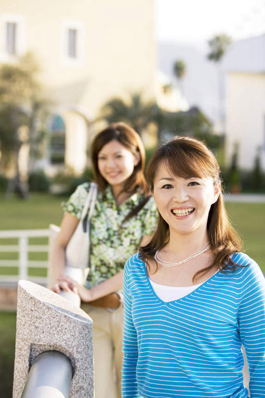 东方人,两个人,家庭,母亲,女儿,家,站,笑,微笑,露齿笑,竖图,室外,白天,正面,草地,草坪,植物,亚洲,阴影,条纹,服装,光线,影子,房屋,屋子,注视,休闲装,黄种人,楼房,住宅,草,衣服,蓝色,绿色,阳光,观察,看,站着,休闲,温暖,温馨,母女,一家人,休闲服,母爱,服饰,观看,和睦,察看,关注,年轻女性,女人,女性,中年女性,亚洲人,站立,半身,彩图,房子,融洽