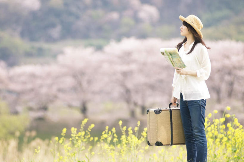 东方人,一个人,站,笑,微笑,横图,室外,白天,正面,幸福,纯洁,植物,道路,樱花,地图,帽子,亚洲,仅一个年轻女性,仅一个女性,仅一个人,许多,服装,信息,拉杆箱,旅行箱,交通,拿,花蕾,拿着,注视,休闲装,黄种人,方向,花瓣,花朵,花卉,鲜花,衣服,粉色,白色,行李箱,遮阳帽,箱子,花苞,油菜花,观察,看,站着,休闲,休闲服,服饰,观看,引导,指引,等待,出差,察看,生命,关注,仙樱花,福岛樱,青肤樱,高尚,热烈,年轻女性,女人,女性,亚洲人,荆桃,站立,半身,彩图,旅行,导航