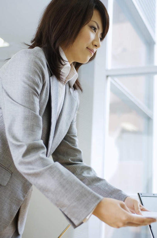 东方人,一个人,商务人士,商务女性,办公室,站,竖图,室内,白天,仰视,衬衫,电脑,笔记本电脑,亚洲,仅一个年轻女性,仅一个女性,仅一个人,套装,网络,材料,档案,文件,拿,拿着,注视,黄种人,通讯设备,资料,观察,看,站着,观看,察看,无线,关注,文档,通信设备,商务装,无线网络,无线上网,便携式电脑,工薪阶层,手提电脑,年轻女性,亚洲人,年轻人,白领,上班族,站立,半身,彩图,低角度拍摄,衬衣