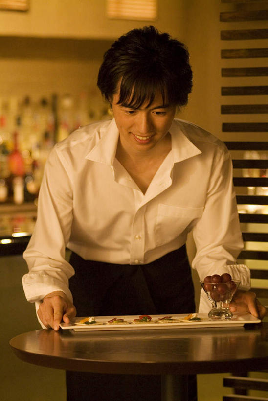 东方人,一个人,服务员,餐厅,站,竖图,室内,白天,正面,工作服,制服,餐具,亚洲,仅一个男性,仅一个人,服装,碟子,盘,拿,拿着,注视,黄种人,仅一个年轻男性,衣服,盘子,碟,观察,看,站着,服饰,观看,察看,衣着,穿着,关注,工作制服,衣饰,男人,男性,年轻男性,亚洲人,服务生,侍者,站立,半身,彩图,工作套服,餐馆,饭店,饭馆